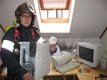 Julian Unfried mit dem rettenden Rauchmelder und dem abgebrannten Computer